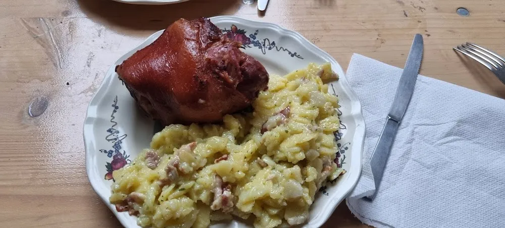 Wadele Ou Jambonneau Et Salade de Pommes de Terre